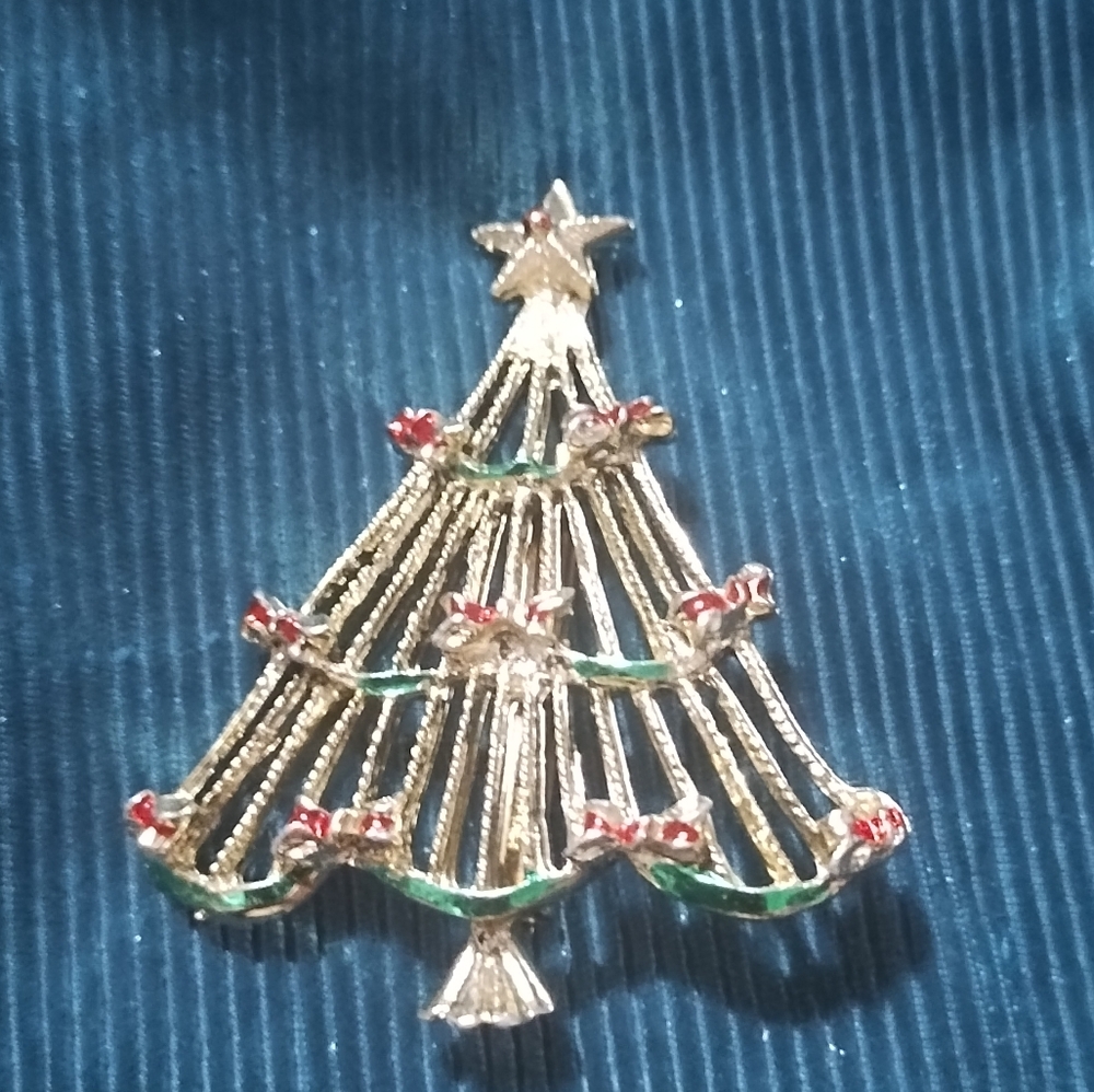Unmarked Vintage Christmas tree pin brooch golden